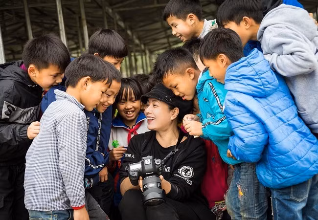 Khoảnh khắc yên bình của NSƯT Chiều Xuân bên các trẻ em.