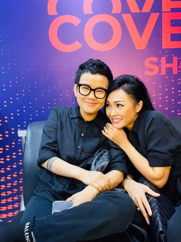 Phương Thanh đăng ảnh bên nhạc sĩ Phương Uyên và viết: "Đôi lúc chẳng cần gì, những người bạn cũ vẫn như xưa. Hàn huyên tâm sự ngổi chém gió ơi à".