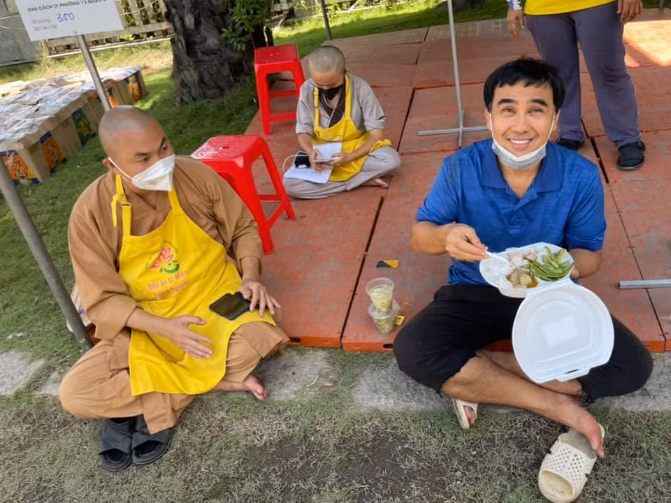 Những ngày qua MC Quyền Linh là số ít nghệ sĩ xông xáo đi làm các hoạt động từ thiện tại TP.HCM.