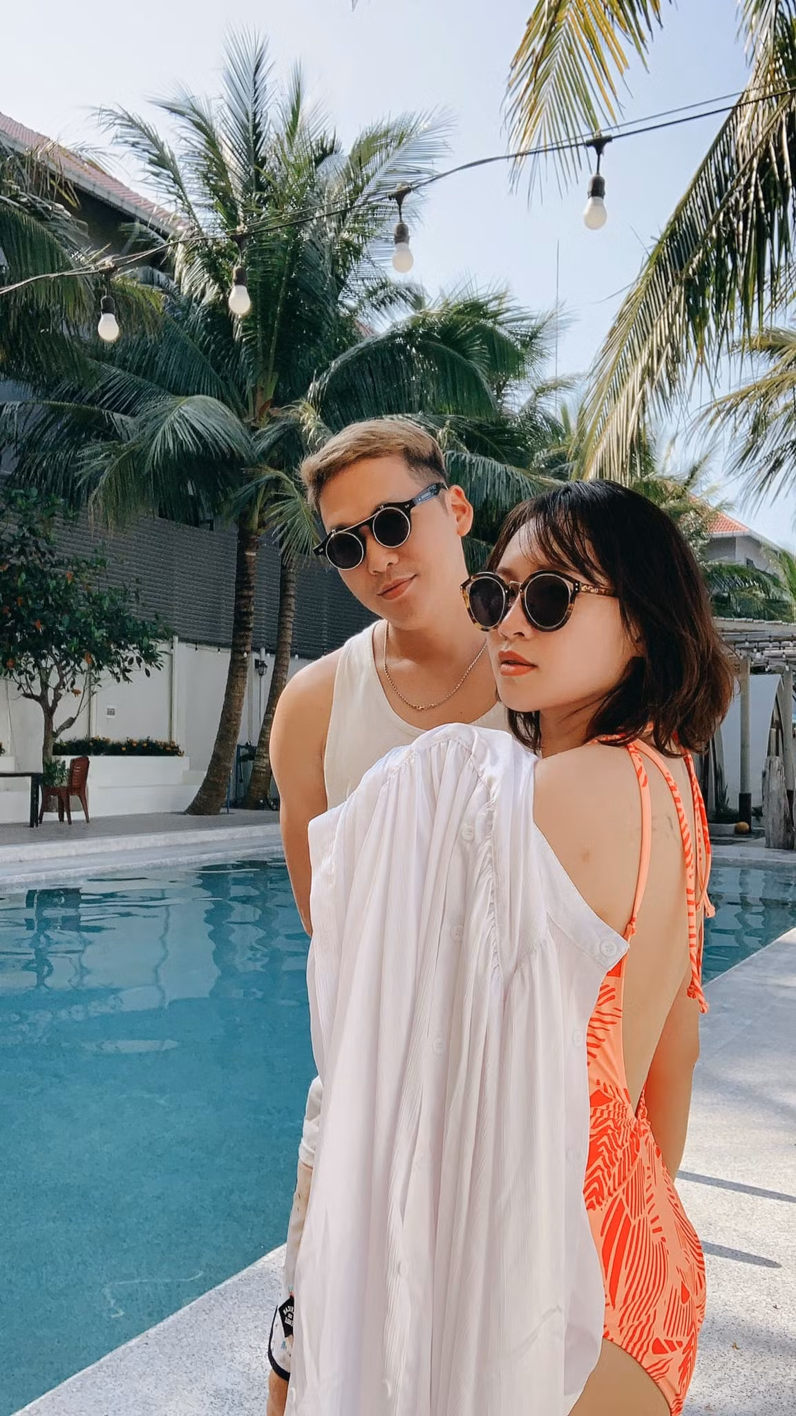 Sao Việt hôm nay 26/2: Khánh Linh tự bình luận hài hước về tạo dáng của mình: "Lâu lắm mới bày đặt dẹo dẹo bên anh ấy". 