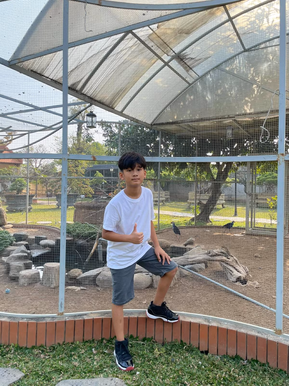Lệ Quyên khoe ảnh con trai ở Đền thờ Tổ của Hoài Linh, đồng nghiệp xuýt xoa khen vẻ xinh trai của bé.
