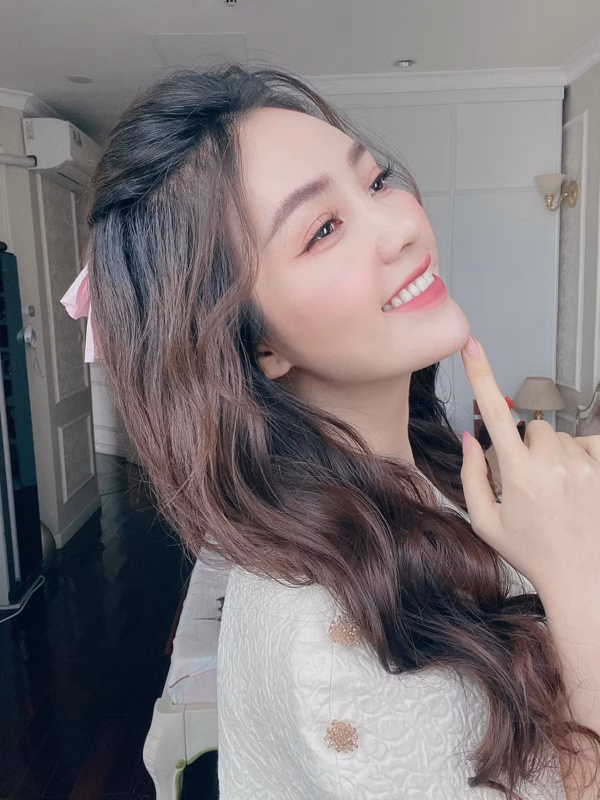 Thụy Vân make up nhẹ vẫn xinh rạng ngời.