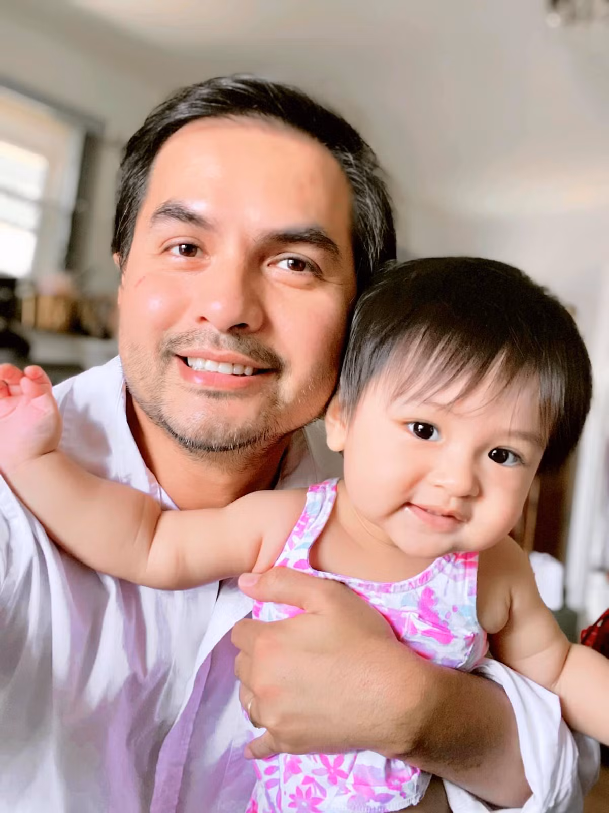 Đức Tiến mừng con gái tròn 1 tuổi.