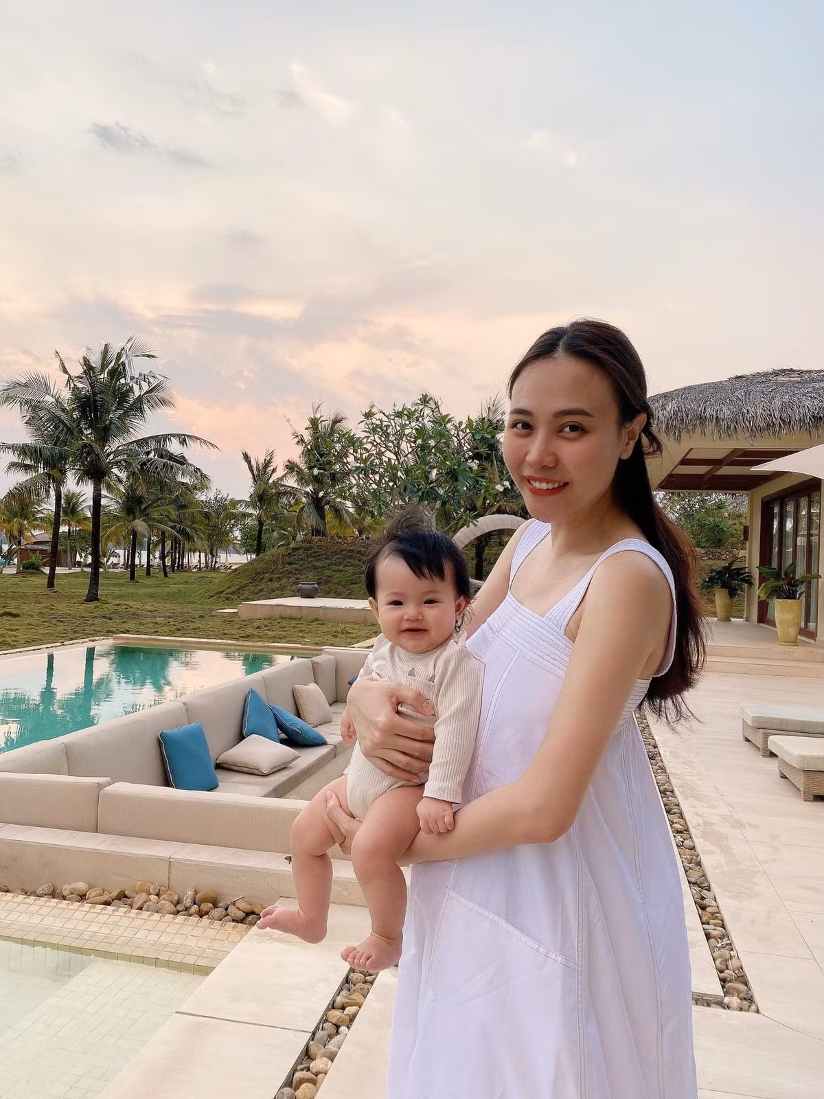 Mặc đầm suông bồng em bé, Đàm Thu Trang phân trần: "Em mặc đầm suông và hơi xoè nên nhìn thùng thình nha. Các bác đừng nghĩ xa quá".