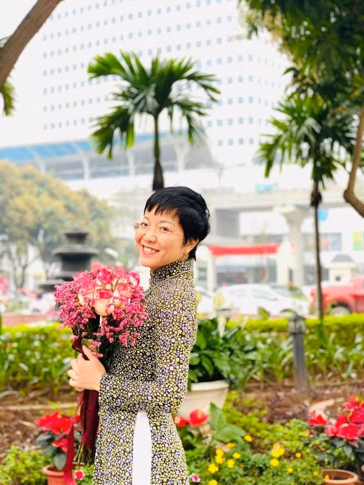 Thảo Vân đằm thắm với áo dài và hoa sen.