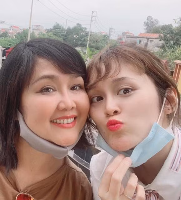 Nhà báo Thu Uyên chụp ảnh cùng con gái.