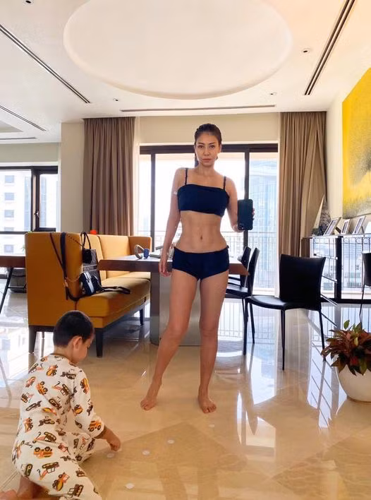 Thu Minh khoe cơ bụng. Nữ ca sĩ chia sẻ để có cơ bụng đẹp như vậy, cô ăn nhiều hoa quả, hạn chế tinh bột và tập thể dục đúng cách.