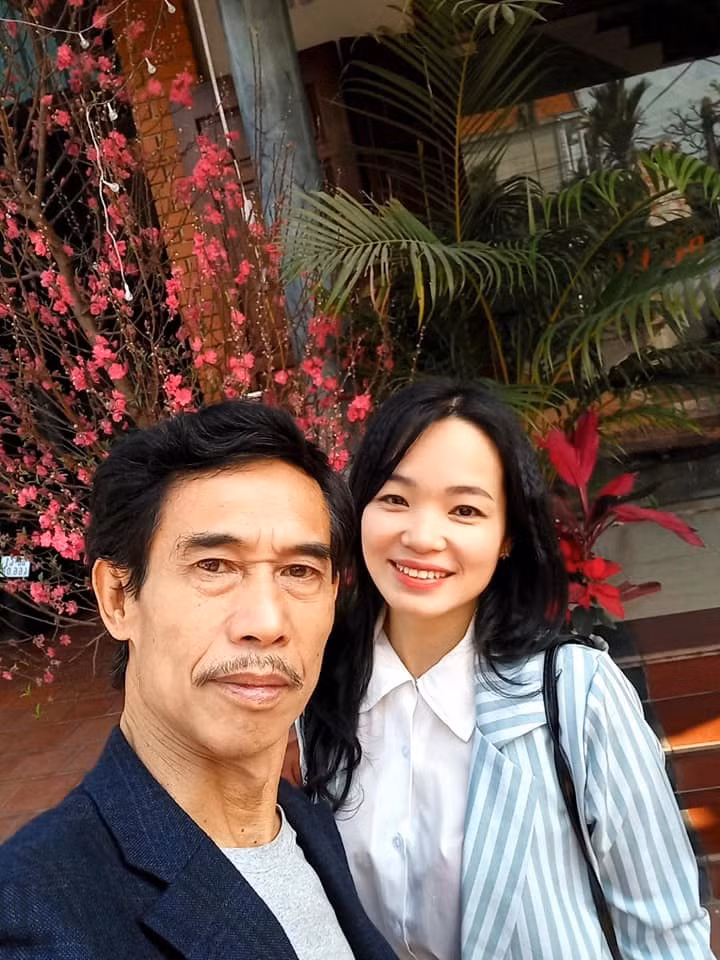 Từ lúc nghỉ hưu NSƯT Phú Đôn có nhiều thời gian bên gia đình. Anh và vợ kém 25 tuổi thường xuyên dành thời gian buổi sáng ngồi cùng nhau nhâm nhi ly cà phê.