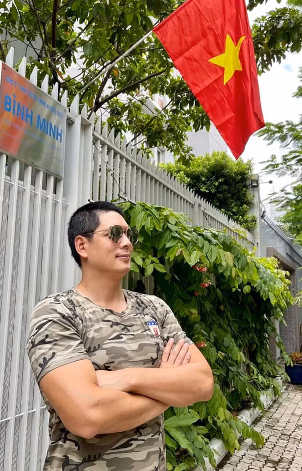 Sao Việt hôm nay 3/9: Bình Minh tự hào tạo dáng bên quốc kỳ.