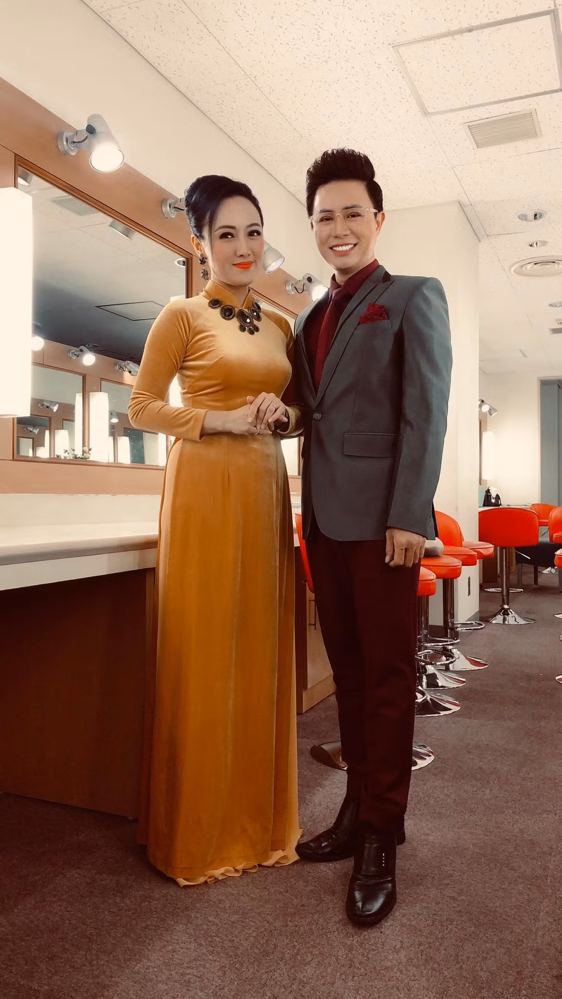 MC Lê Anh bên BTV Hoài Anh trong hậu trường chương trình "Dáng hình đất nước".