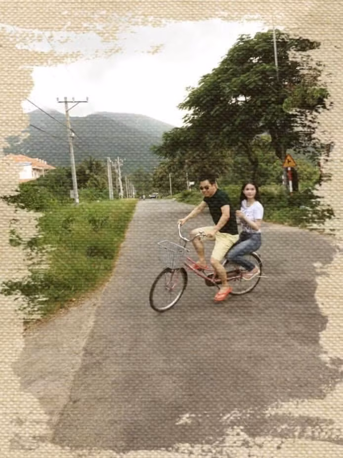 Còn ông bầu Khắc Tiệp đã thay đổi khá nhiều. Trước kia, anh sở hữu gương mặt thô, góc cạnh chứ không Vline nhọn hoắt cùng sống mũi cao tít tắp. Vẻ bóng bẩy nhường chỗ qua một bên cho một hình ảnh chân chất với áo phông, quần đùi, dép xỏ ngón huyền thoại. Vóc dáng của anh cách đây chục năm cũng chẳng hề đô con, vạm vỡ như hiện tại.