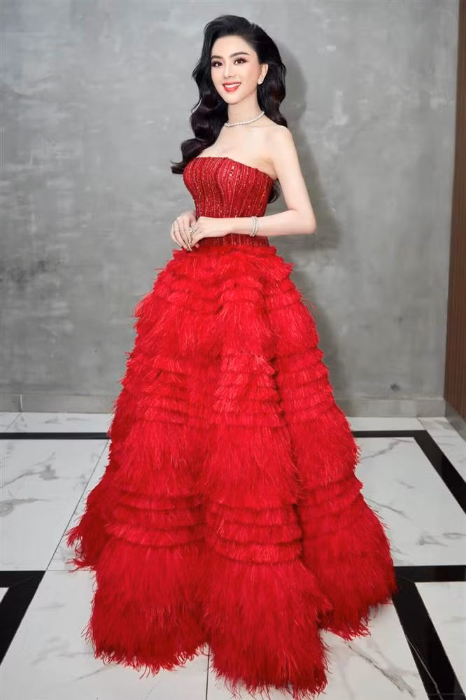 Cô cũng khéo phối cùng trang sức lấp lánh.