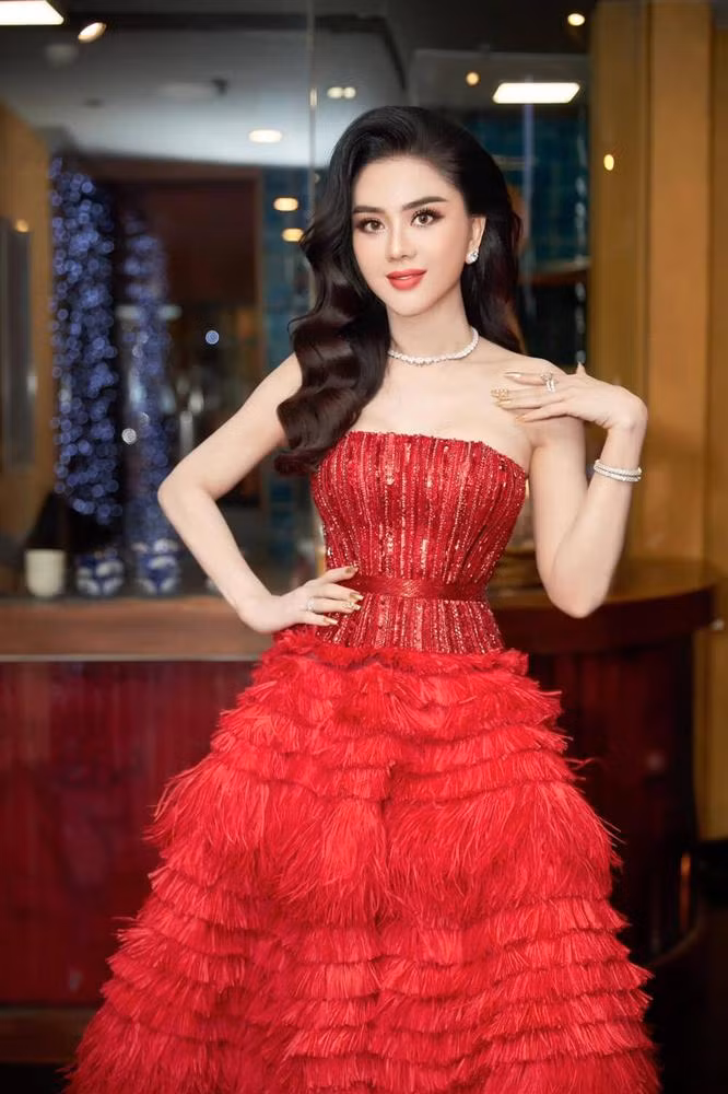 Sau khi bị lộ ảnh làn da nhăn nheo vùng cổ, người đẹp chuyển giới tái xuất với diện mạo không thể lộng lẫy hơn.