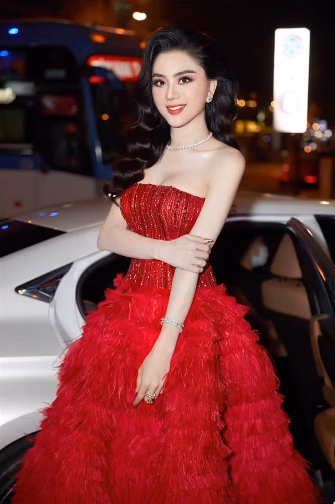 Mái tóc uốn xoăn bồng bềnh, suôn mượt cũng là điểm cộng cho Lâm Khánh Chi.