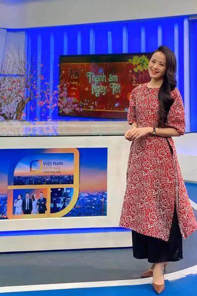 BTV Ngọc Bích để lại ấn tượng bởi vẻ ngoài cuốn hút, lối dẫn duyên dáng.