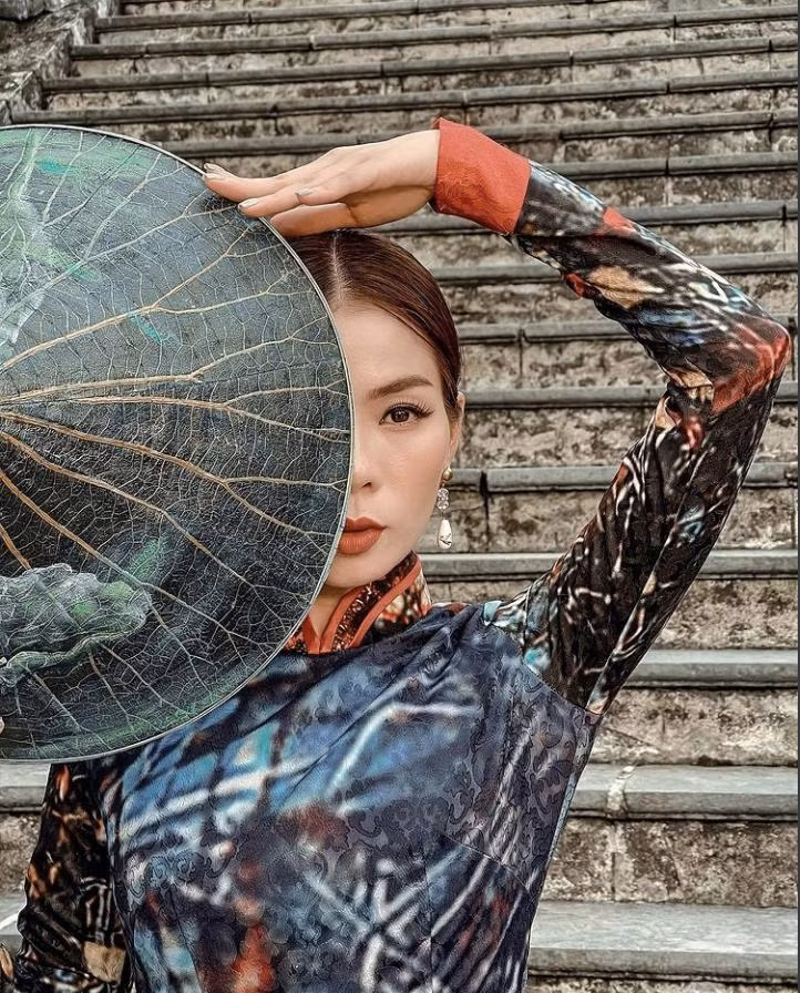 Lệ Quyên từng "đốn tim" fan với những bức ảnh chụp áo dài cực kỳ "sang xịn mịn" ở Huế. Những hình ảnh này chỉ là ảnh được ê-kíp chụp bằng điện thoại mà đã "hết nước chấm" đến vậy luôn.