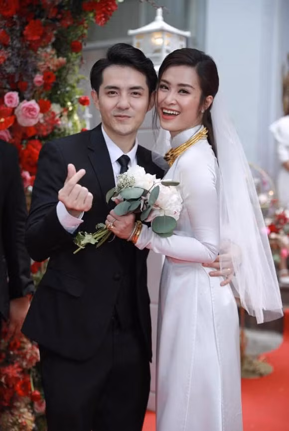 Chắc hẳn mọi người vẫn còn nhớ vào tháng 11/2019 lễ rước dâu của cặp đôi Đông Nhi - Ông Cao Thắng đã diễn ra tại biệt thự rộng lớn TP.HCM. Trong ngày trọng đại của người đẹp, được gia đinh đã trao của hồi môn bằng vàng khiến nhiều người ghen tỵ. Trên tay và cổ của Đông Nhi có tổng cộng: 3 chiếc nhẫn vàng, 1 nhẫn cầu hôn bằng kim cương được ước tính có giá hơn 2,9 tỷ đồng, có nhiều nét tương đồng với nhẫn kim cương 2.06 carat của Tiffany, 3 kiềng vàng, 1 vòng cổ bằng vàng, 1 lắc tay vàng.