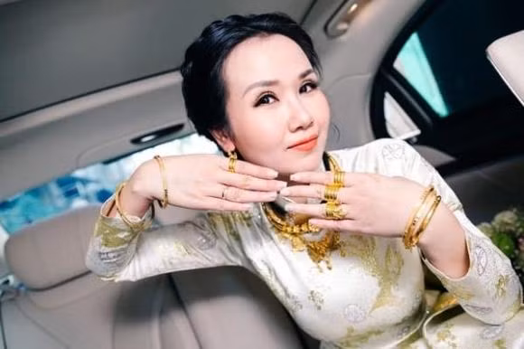 Tại lễ gia tiên sáng cùng ngày, cô dâu đã được gia đình tặng nhiều món đồ có giá trị và đeo tổng cộng: 1 đôi bông tai vàng, cài trâm vàng, 2 kiềng vàng, 1 vòng cổ bằng vàng, 3 lắc tay vàng, 15 nhẫn vàng, 1 nhẫn kim cương, 1 nhẫn cưới.