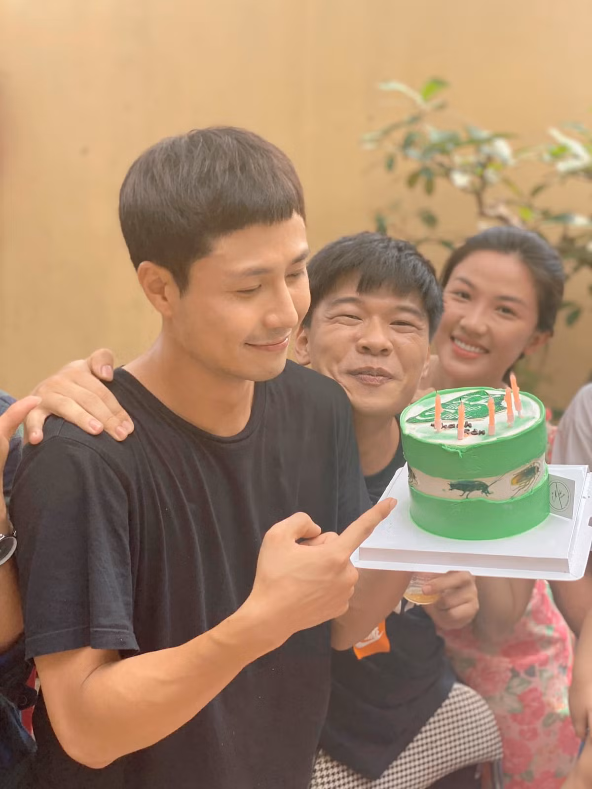 Thanh Sơn đã có buổi sinh nhật đón tuổi 30 cực vui trên phim trường '11 tháng 5 ngày' hôm 1/9 vừa qua.