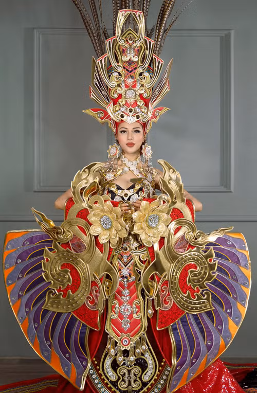 Trang phục dân tộc này cũng giành giải Trang phục dân tộc đẹp nhất mùa thi năm đó.