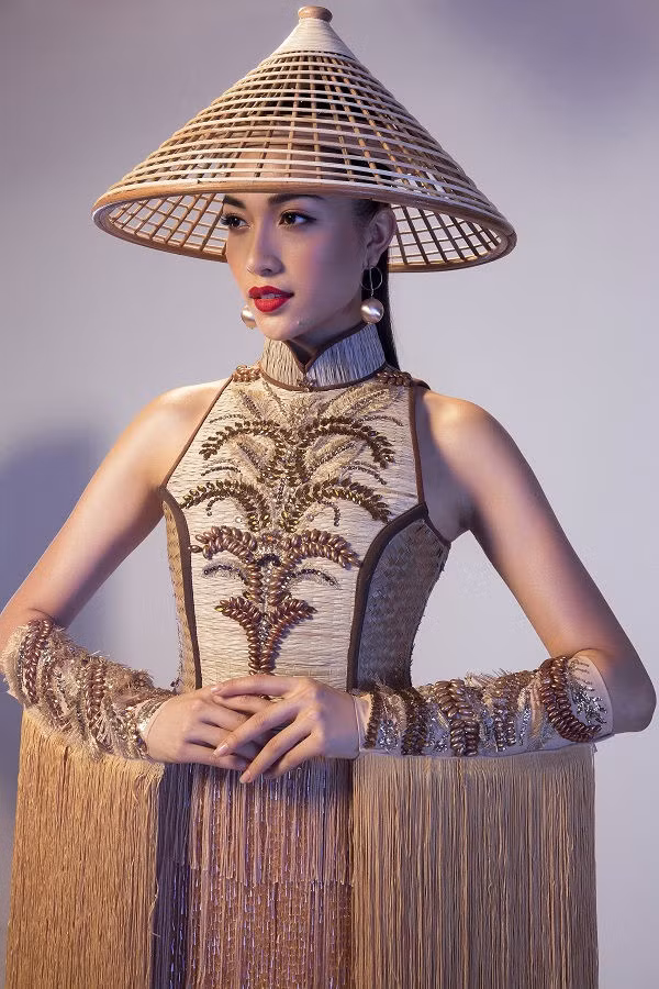Quốc phục lấy ý tưởng "cái đẹp bắt nguồn tự sự giản dị" nên được làm từ những chất liệu dân gian, quen thuộc về làng nghề truyền thống đan lát mây tre lá.