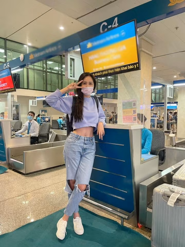 Diện nguyên combo "tuổi 18" với giày sneakers, quần jeans rách và chiếc áo nỉ croptop, nàng hậu sinh năm 1988 khiến nhiều người ngỡ ngàng khi biết tuổi thật.