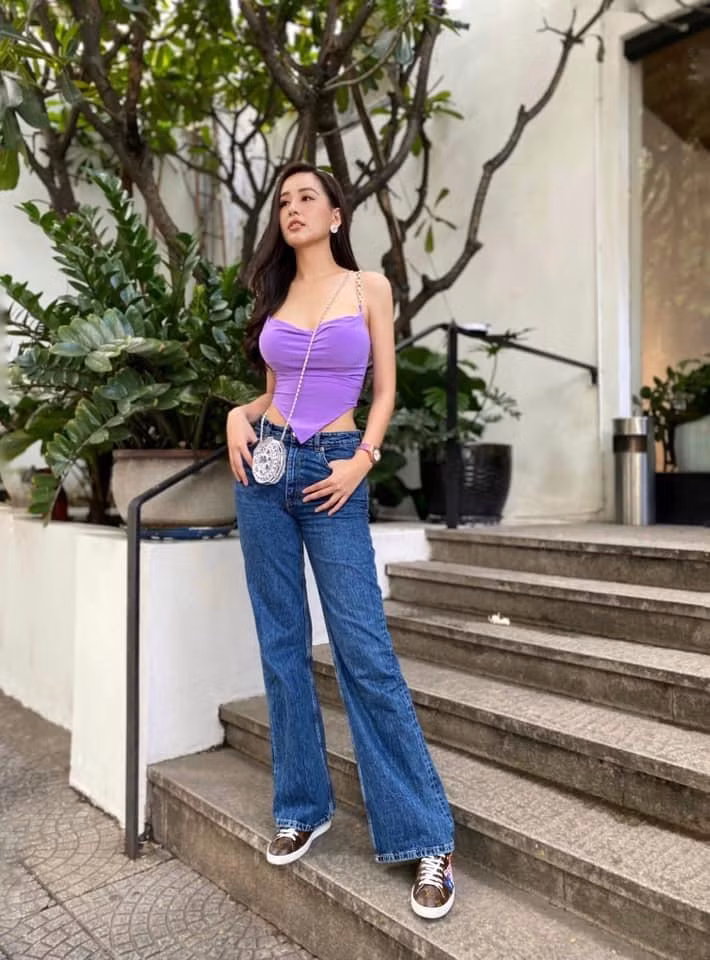 Phom dáng quần cũng rất quan trọng. Thay vì chọn skinny ôm sát dễ lộ "bé mỡ", nàng hậu khéo chọn kiểu quần jeans cạp cao, rộng vừa phải và mix cùng áo croptop hai dây, tạo cảm giác sexy tuyệt đối.