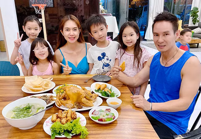  Lý Hải - Minh Hà và các con nhỏ sum vầy bên mâm cơm gia đình.