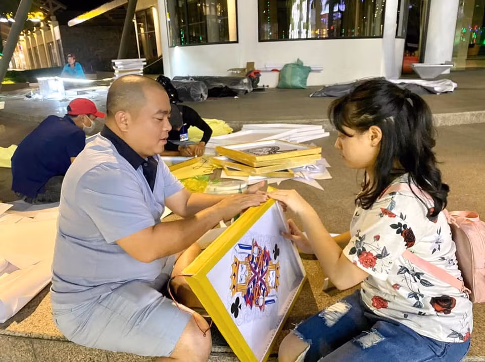 Thuý Hạnh chia sẻ bức ảnh ông xã cùng con gái phụ mẹ công việc. "Mẹ có vẻ vắt sức lao động của 2 ba con hơi quá nhỉ, nửa đêm còn cho đi làm thêm kiếm tiền thế này", cô viết.