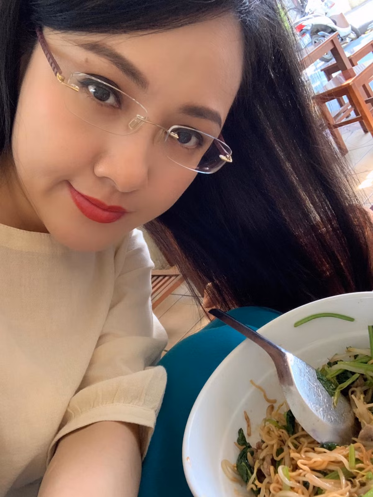 BTV Hoài Anh chú thích: "Khi gần như các hàng quán đều đóng cửa thì mì gói trở nên ngon kinh khủng".