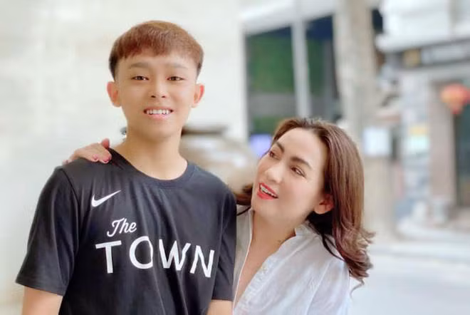 Ly do Ho Van Cuong it show, cat-se thap: Vo giong, hat chenh pho