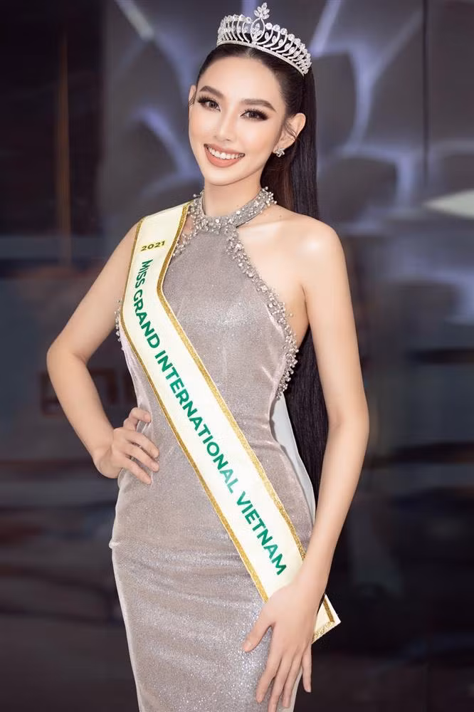 Có vẻ như Á khôi rất thích những item màu ánh bạc lấp lánh. Trong buổi nhận sash đại diện Việt Nam, Thùy Tiên cũng ưu ái đầm đuôi cá màu sắc tương tự.