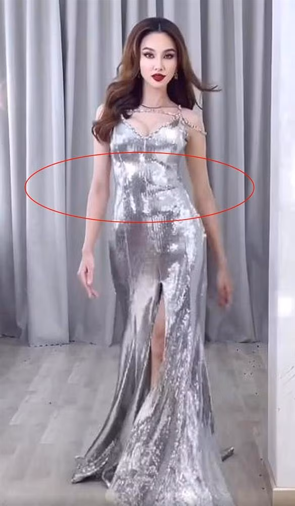 Chiếc đầm khiến eo có lằn mỡ như 2 múi nằm ngang.