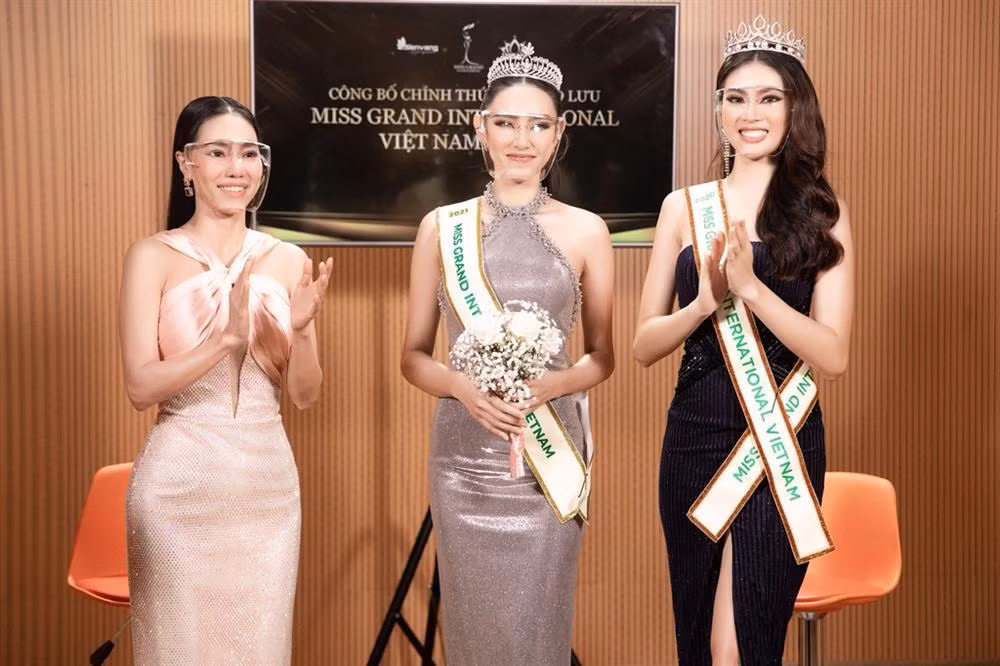 Thời gian vừa qua, chân dài sinh năm 1998 đang gấp rút tập luyện và trau dồi kiến thức để sẵn sàng tham gia đấu trường nhan sắc Quốc tế. Sau khi hé lộ bản vẽ Quốc phục có tên "Thiên thần", Thùy Tiên tiếp tục nhá hàng một màn catwalk cùng thần thái chuyên nghiệp.