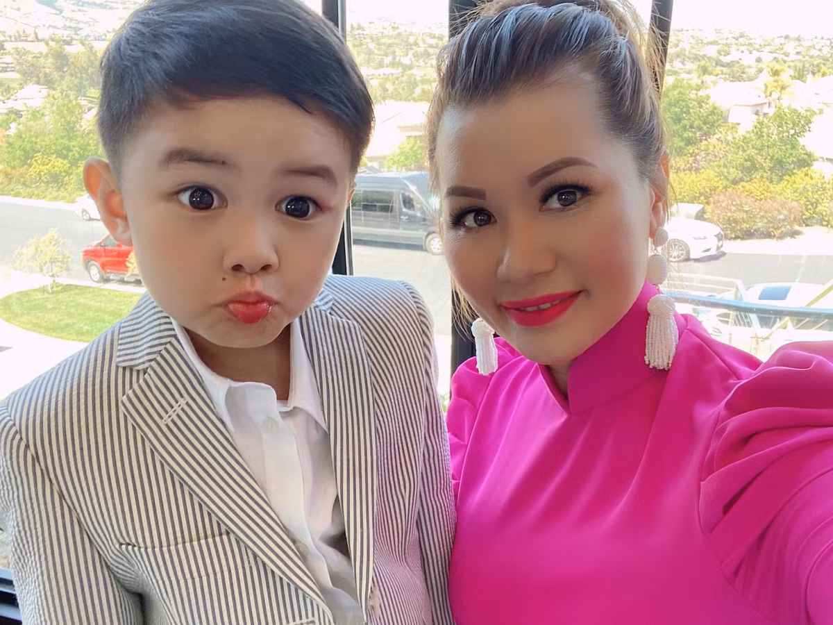 Cô thường xuyên đăng tải những hình ảnh cùng gia đình thân yêu, tận hưởng những chuyến du lịch và thưởng thức những món ngon. Đặc biệt Thủy Tiên rất cưng chiều con trai, và hãnh diện về cậu bé Thiên Từ lém lỉnh và đáng yêu.