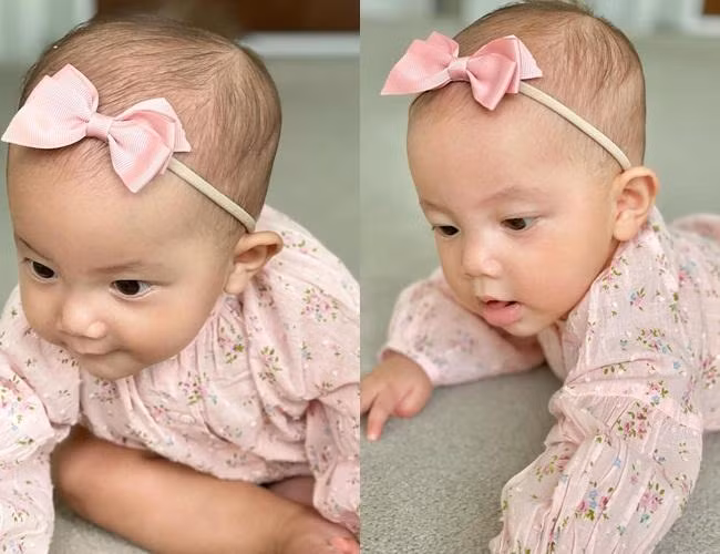 Trong lần xuất hiện mới đây, nhóc tỳ 7 tháng tuổi được mẹ diện cho bộ trang phục nữ tính, đeo nơ hồng xuyệt tông. Nhiều người khen con gái Hồ Ngọc Hà giống "nàng công chúa giữa đời thường".