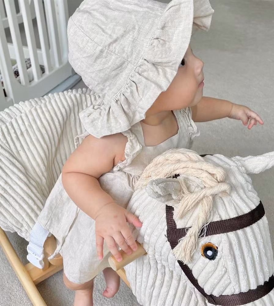 Lisa cũng được xem như một "fashionista nhí". Được biết Hồ Ngọc Hà không cho con diện hàng hiệu đắt tiền, tuy nhiên mỗi lần xuất hiện của Lisa vẫn "sang chảnh" chẳng khác nào diện hàng hiệu. Đó là nhờ cách lựa chọn trang phục và phối đồ cao tay của bà mẹ nổi tiếng.