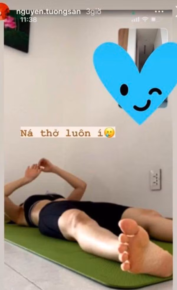 Một bức hình đang chăm chỉ tập luyện thể thao được chính Tường San chia sẻ đã cho thấy vòng eo phẳng lì của cô nàng, trong khi mới trước đó vài tháng bụng vẫn còn "lùm lùm". Nếu quả thật cô chỉ mới sinh con không lâu thì việc lấy lại vóc dáng "thần tốc" như thế rất đáng ngưỡng mộ.