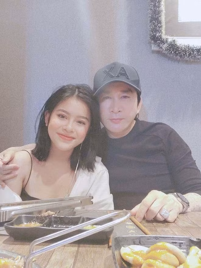 Gia Hân, con gái thứ 2 của nghệ sĩ Kim Tử Long và người vợ thứ hai hiện được chú ý bởi nhan sắc nổi bật. Được biết, Gia Hân sinh năm 2002, hiện đang học lớp 11 tại một trường THPT ở TP.HCM. Mẹ cô là diễn viên Cẩm Tú - em gái ruột của danh thủ Hồng Sơn.