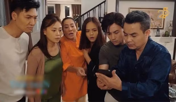 Có vẻ như, Phương Oanh đã chọn sai phụ kiện "bảo hộ" ngực. Nếu để ý kỹ, bạn sẽ thấy lớp lụa mỏng tang trên áo đã vô tình làm lộ miếng dán ngực và là thủ phạm khiến vòng 1 của cô kém săn. Khi đứng chung khung hình, Thu Quỳnh (vai Thy) bỗng trở nên sang trọng hơn chị dâu 1 bậc.