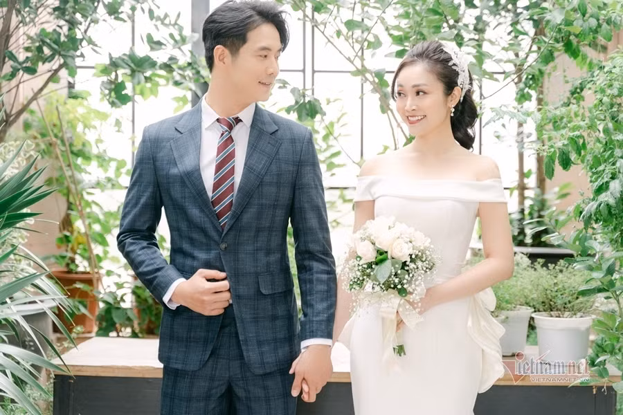 Thùy Linh và Đức Hiếu bắt đầu chớm nở tình cảm khi cùng tham gia một dự án phim. Cả hai chia sẻ, dù có khoảng cách về tuổi tác nhưng lại rất ăn ý trong suy nghĩ và cuộc sống.