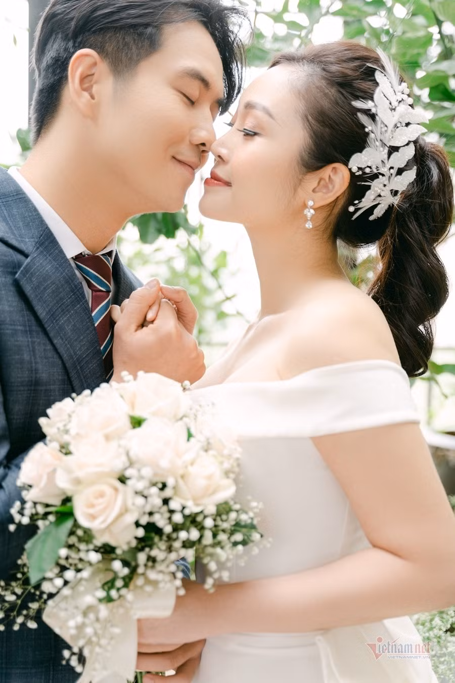 Mới đây, MC Thùy Linh và Hiếu Su đã thực hiện bộ hình cưới đơn giản nhưng vô cùng lãng mạn. Cả hai liên tục dành cho nhau những cử chỉ, ánh mắt ngọt ngào, ấm áp.