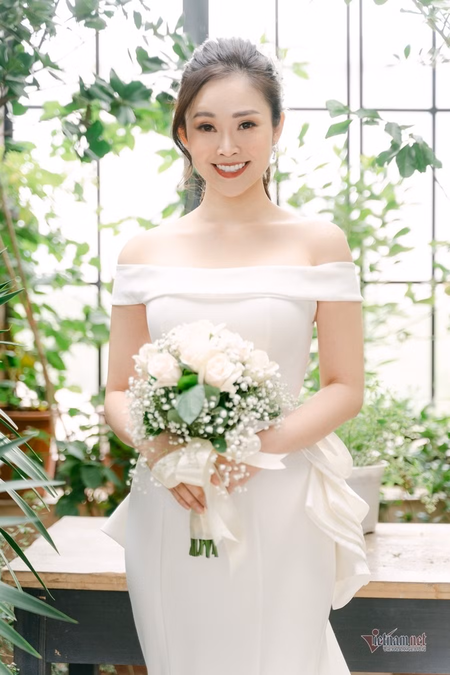 Nhìn vào những bức ảnh cưới MC Thùy Linh, người ta thấy trên gương mặt, trong ánh mắt của cả cô dâu và chú rể niềm hạnh phúc khó nói thành lời.