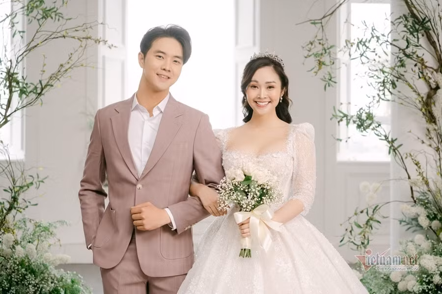 "Tôi chưa bao giờ nghĩ bản thân sẽ yêu và lấy một người kém tuổi mình nhưng anh ấy đã phá vỡ tất cả những quy tắc đó. Ở bên anh, tôi có cảm giác được chia sẻ, an toàn và hạnh phúc", MC Thùy Linh chia sẻ về chồng sắp cưới.