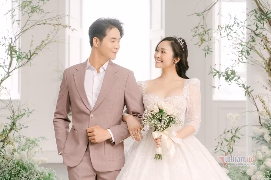 Với Hiếu Su, anh cũng thừa nhận, bản thân là người trẻ tuổi, chưa có nhiều thứ trong tay và có phần kém vợ về nhiều mặt. Tuy nhiên, nam diễn viên vẫn luôn cố gắng để mang lại cho vợ một tương lai thật tốt.