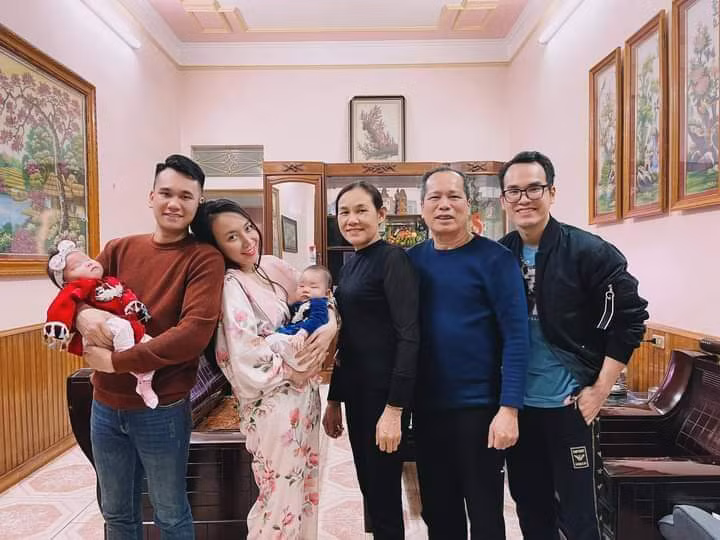 Dù hoạt động nghệ thuật, kinh doanh bận rộn và việc chăm con từng được ca sĩ Khắc Việt đùa rằng, đó là "nhiệm vụ bất khả thi" nhưng hai vợ chồng luôn dành thời gian cho con. Vậy nên, hai bé luôn được sống trong vòng tay bao bọc của gia đình.