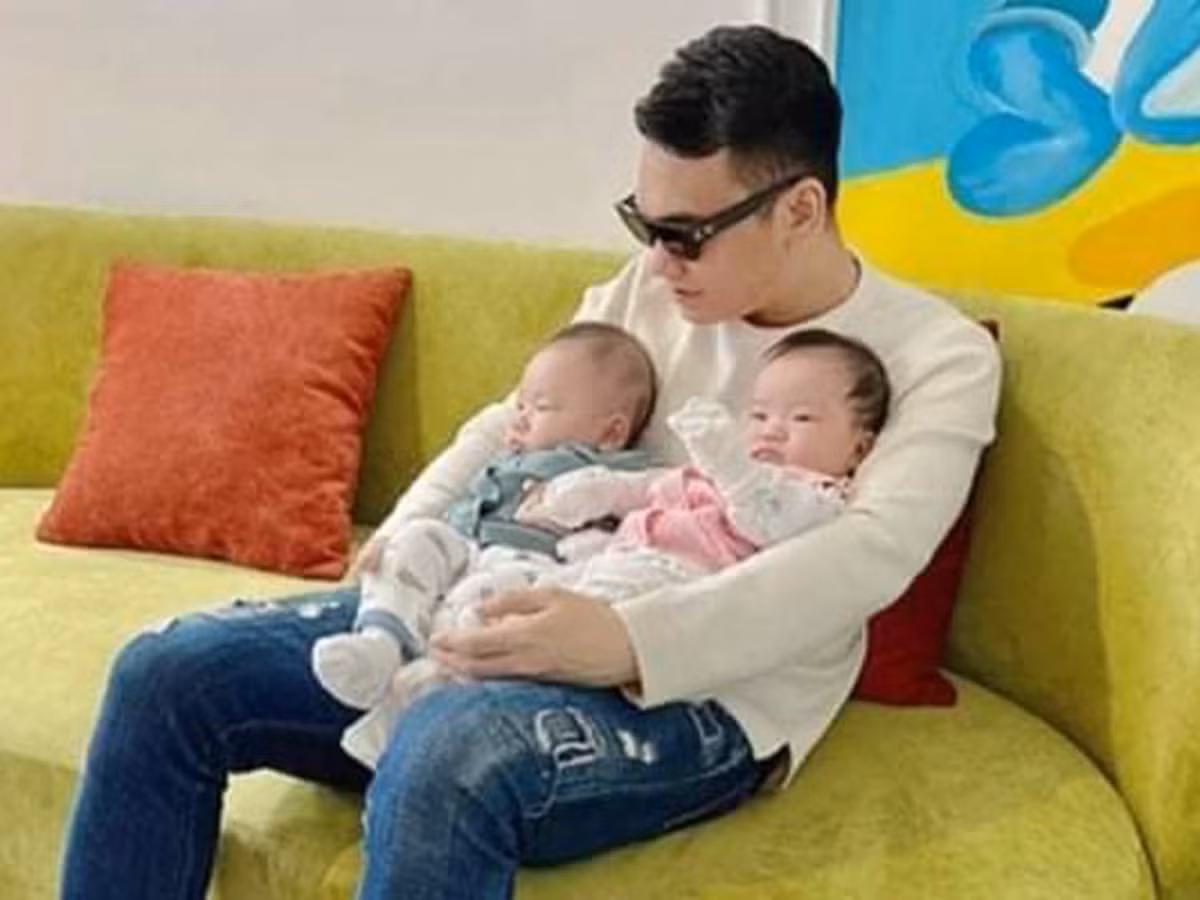 Hạnh phúc khi lần đầu làm bố, Khắc Việt bộc bạch một cách vui vẻ, chân thật trên Facebook: "Sinh đôi đúng là hạnh phúc nhân đôi, nhưng cái khoản chăm cũng là nhân đôi luôn".
