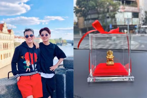Đàm Vĩnh Hưng chúc mừng sinh nhật Vũ Hà bằng tượng vàng thần tài: "Happy birthday người bạn yêu quý của Hưng! Thương chúc Hà thật nhiều sức khoẻ, luôn bình an, luôn hạnh phúc, luôn vui vẻ, luôn trường tồn và sống mãi trong lòng nhân dân, công chúng cả nước! Năm nay sinh nhật Hà trùng với ngày thần tài! Chắc chắn là nhiều may mắn đây!".