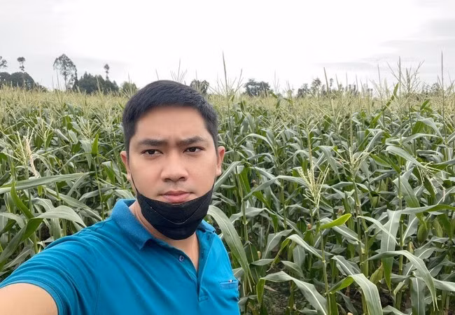 Minh Luân cảm giác bình yên khi ngắm cảnh vườn nhà. Nam diễn viên bị kẹt lại gần 3 tháng tại quê Đồng Tháp vì dịch.