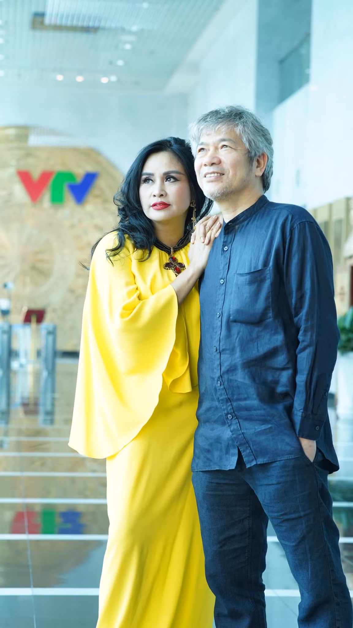  Thanh Lam chú thích cho 2 bức ảnh đầy tình cảm: "Gửi năng lượng yêu thương đến với mọi người. Bên nhau những ngày giãn cách để thấy chúng ta cần có nhau, chung sức chung lòng".